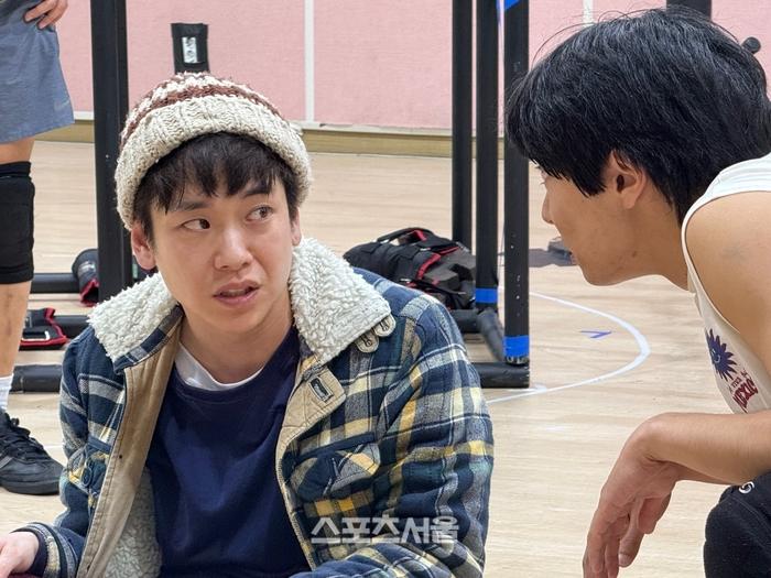 안승균이 24일 연극 ‘렛미인’ 연습실 프레스콜에서 주요 장면을 시연하고 있다. 사진 | 표권향 기자 gioia@sportsseoul.com