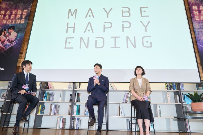 뮤지컬 ‘어쩌면 해피엔딩’ 박천휴 작가(가운데)가 24일 제78회 토니어워즈 6관왕 기념 기자간담회에서 앞으로의 다짐에 관해 이야기하고 있다. 사진 | NHN링크