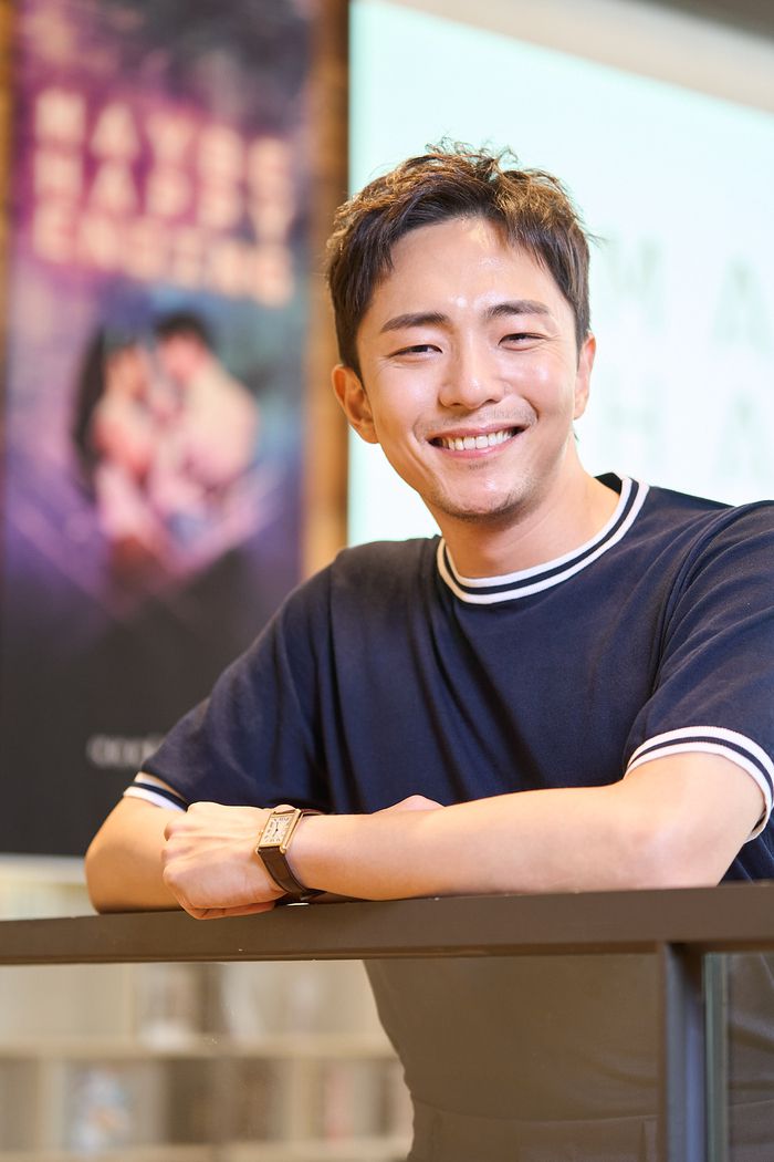 제78회 토니어워즈 6관왕에 빛나는 뮤지컬 ‘어쩌다 해피엔딩’의 박천휴 작가가 24일 기자간담회에 앞서 포즈를 취하고 있다. 사진 | NHN링크