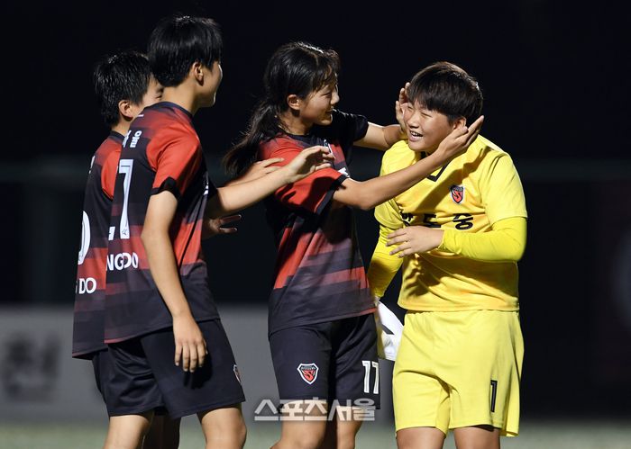 경북 포항항도중 골키퍼 이태연(오른쪽)이 25일 경남 합천에서 열린 ‘2025 스포츠케이션 명품도시 합천에서 펼쳐지는 제33회 여왕기 전국여자축구대회’ 중등부 전남 광영중과의 8강전 승부차기에서 두 차례 선방으로 팀의 승리를 이끈 뒤 동료들과 함께 기쁨을 나누고 있다. 2025. 6. 25.합천 | 박진업 기자 upandup@sportsseoul.com