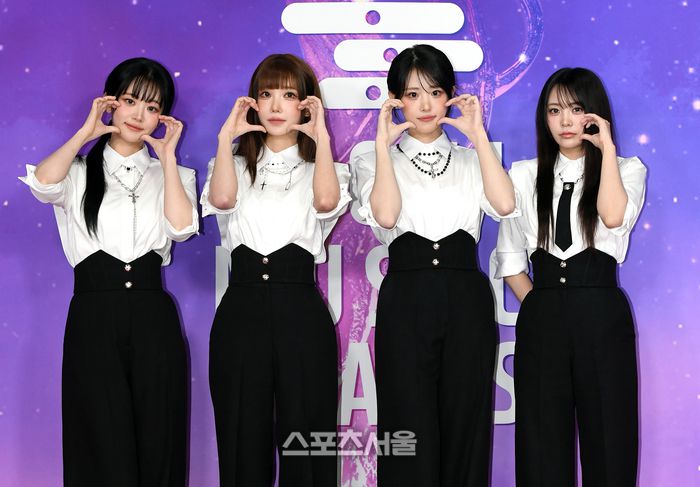 QWER이 21일 오후 인천 중구 인스파이어 아레나에서 열린 제34회 ‘서울가요대상’ 레드카펫에서 취재진을 향해 포즈를 취하고 있다. 2025. 6. 21. 인천 | 박진업 기자 upandup@sportsseoul.com