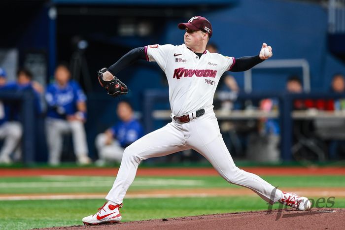 키움 로젠버그가 20일 고척스카이돔에서 열린 2025 KBO리그 삼성전에 선발 등판해 역투하고 있다. 사진 | 키움 히어로즈