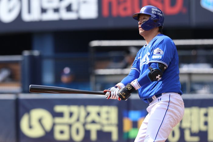 삼성 강민호가 30일 잠실구장에서 열린 2025 KBO리그 두산과 경기에서 안타를 때리고 있다. 사진 | 삼성 라이온즈