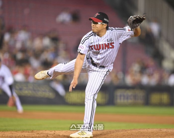 LG 투수 이지강이 투구에 임하고 있다. 잠실 | 최승섭기자 thunder@sportsseoul.com