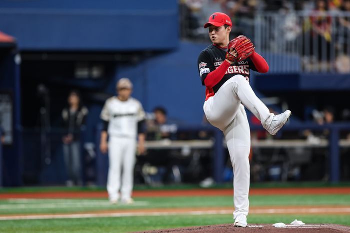 KIA 윤영철이 24일 서울 고척스카이돔에서 열린 2025 KBO리그 정규시즌 키움전 선발 등판해 와인드업하고 있다. 사진 | KIA 타이거즈