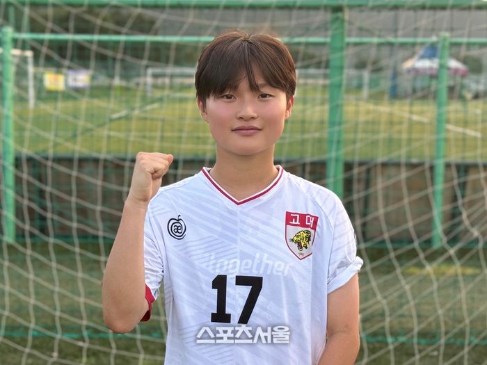 고려대 양은서가 25일 합천군민체육공원에서 열린 제33회 여왕기 대학부 경기를 마친 뒤 사진 촬영에 임하고 있다.합천 | 정다워 기자