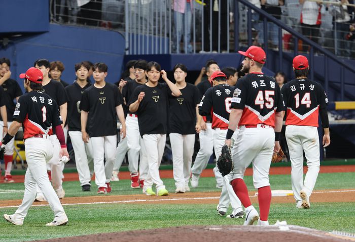 KIA 선수단이 26일 서울 고척스카이돔에서 열린 2025 KBO리그 정규시즌 키움전 무승부 후 더그아웃으로 들어가고 있다. 사진 | 연합뉴스