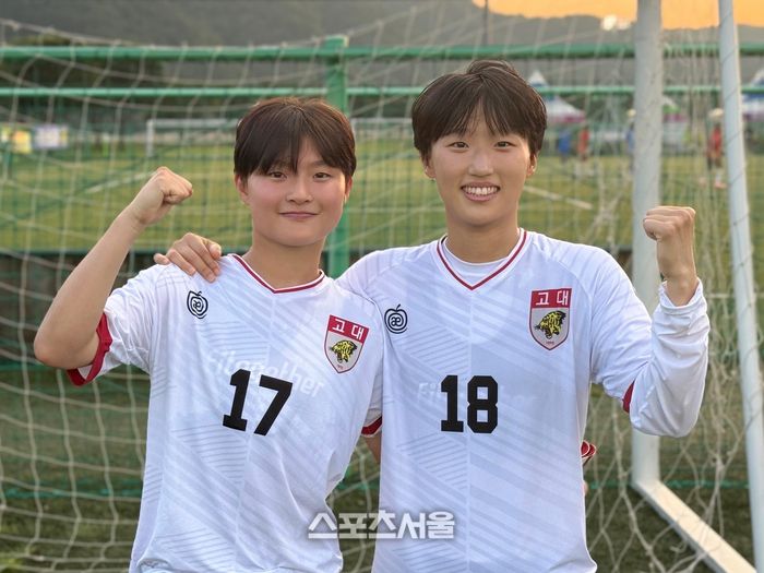 고려대 양은서(왼쪽)와 정다빈이 25일 합천군민체육공원에서 본지와 만나 인터뷰한 뒤 사진 촬영에 임하고 있다.합천 | 정다워 기자