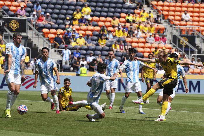 울산HD가 26일 오전 4시(한국시간) 미국 오하이오주 신시내티의 TQL스타디움에서 킥오프한 보루시아 도르트문트(독일)와 2025 국제축구연맹 클럽월드컵 조별리그 F조 최종전 전반 상대 다니엘 스벤손에게 왼발 선제골을 허용하고 있다. 사진 | 신시내티=AP연합뉴스