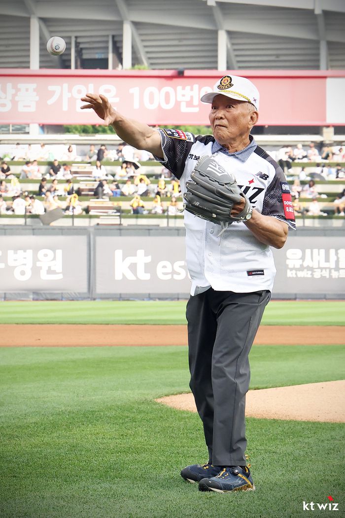 시타하는 해병대 52대대 중위 김주호씨와 시구하는 해병대 원사 전역자 김종익씨의 모습. 사진 | KT 위즈