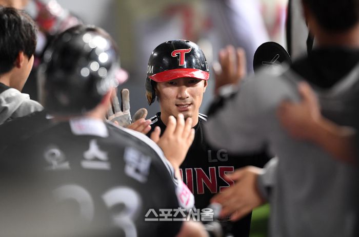 LG 신민재가 선수들과 하이파이브를 하고 있다. 대구 | 박진업 기자 upandup@sportsseoul.com
