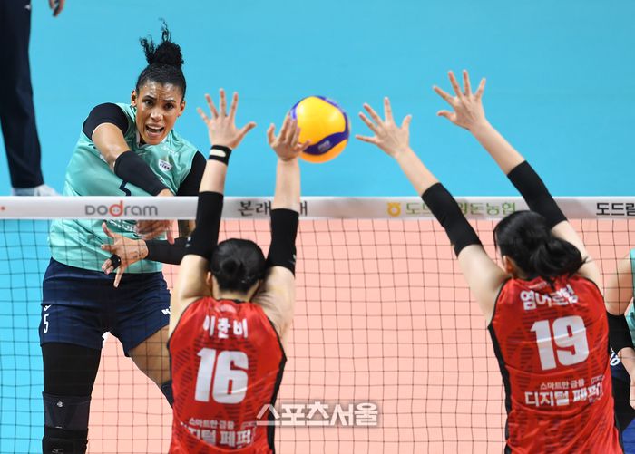 GS칼텍스 실바(왼쪽)가 19일 장충체육관에서 열린 2024-2025 V리그 여자부 페퍼저축은행과 경기에서 스파이크 공격을 하고 있다. 2025. 1. 19. 장충 | 박진업 기자 upandup@sportsseoul.com