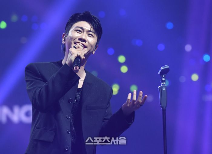 가수 영탁이 21일 오후 인천 중구 인스파이어 아레나에서 열린 제34회 ‘서울가요대상’에서 열정적인 무대를 선보이고 있다.  2025. 6. 21.  인천 | 박진업 기자 upandup@sportsseoul.com