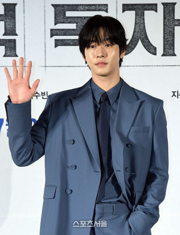 배우 안효섭이 17일 서울 광진구 롯데시네마 건대입구점에서 진행된 영화 ‘전지적 독자 시점’ 제작발표회에서 취재진을 향해 포즈를 취하고 있다. 박진업 기자 upandup@sportsseoul.com