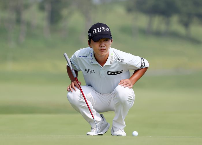 지난주 우승자 옥태훈이 26일 KPGA 군산CC 오픈 1라운드에서 그린을 살펴보고 있다. 사진 | KPGA
