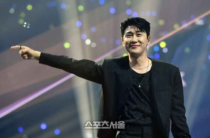 가수 영탁이 21일 오후 인천 중구 인스파이어 아레나에서 열린 제34회 ‘서울가요대상’에서 열정적인 무대를 선보이고 있다.  2025. 6. 21.  인천 | 박진업 기자 upandup@sportsseoul.com