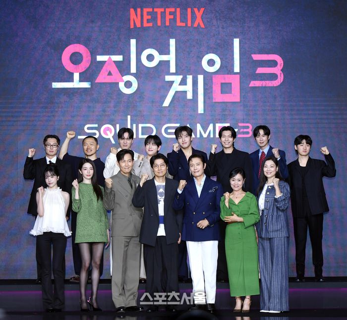 9일 오전 서울 드래곤시티에서 열린 넷플릭스 시리즈 ‘오징어 게임 시즌3’ 제작발표회에서 황동혁 감독과 출연 배우들이 취재진을 향해 포즈를 취하고 있다. 2025. 6. 9. 박진업 기자 upandup@sportsseoul.com