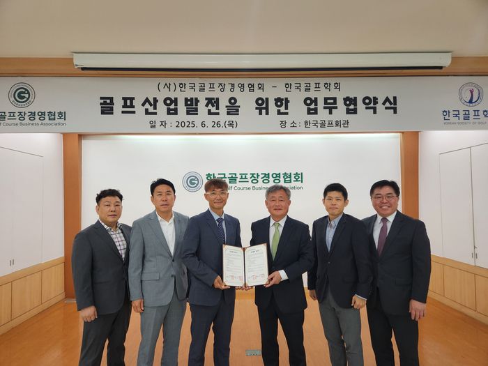 한국골프장경영협회와 한국골프학회가 26일 업무협약을 체결하고 공동 연구 등 골프 대중화에 앞장서자고 결의하고 있다. 사진 | 한국골프장협회
