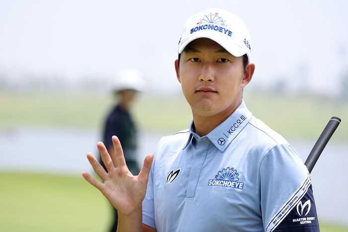 김백준이 26일 KPGA 군산CC 오픈 첫날 버디 8개를 낚은 뒤 익살스러운 표정으로 포즈를 취하고 있다. 사진 | KPGA