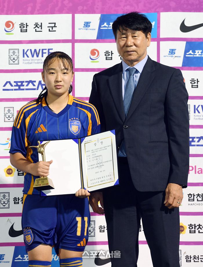 울산 현대청운중 임지혜(왼쪽)가 27일 경남 합천에서 열린 ‘2025 스포츠케이션 명품도시 합천에서 펼쳐지는 제33회 여왕기 전국여자축구대회’ 중등부 시상식에서 득점상을 수상한 뒤 시상자인 김현태 대한축구협회 대회위원장과 기념촬영을 하고 있다. 2025. 6. 27.합천 | 박진업 기자 upandup@sportsseoul.com