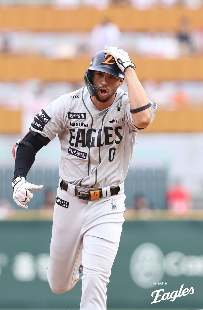 한화 리베라토가 28일 인천SSG랜더스필드에서 열린 2025 KBO리그 정규시즌 SSG전 6회초 홈런을 치고 환호하고 있다. 사진 | 한화 이글스