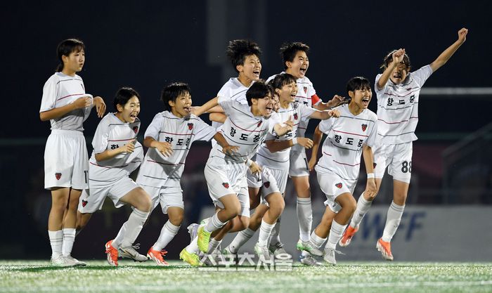 경북 포항항도중 선수들이 26일 경남 합천에서 열린 ‘2025 스포츠케이션 명품도시 합천에서 펼쳐지는 제33회 여왕기 전국여자축구대회’ 중등부 경남 진주여중과 준결승전 승부차기에서 골키퍼 이태연의 선방으로 결승 진출을 확정하면서 함께 기뻐하고 있다. 2025. 6. 26.합천 | 박진업 기자 upandup@sportsseoul.com