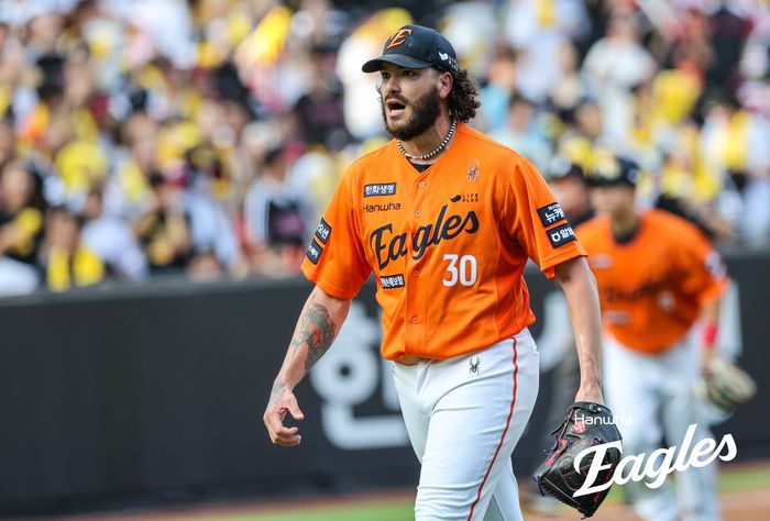 폰세가 투구를 마친 뒤 더그아웃으로 돌아가고 있다. 사진 | 한화 이글스