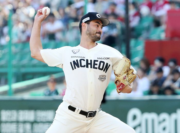 SSG 화이트가 29일 인천SSG랜더스필드에서 열린 2025 KBO리그 한화전에 선발 등판해 역투하고 있다. 사진 | SSG 랜더스