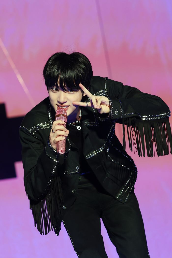 BTS 진이 지난 29일 고양 종합운동장 보조경기장에서 열린 팬 콘서트 ‘#RUNSEOKJIN_EP.TOUR’ 무대에 올랐다.사진 | 빅히트 뮤직