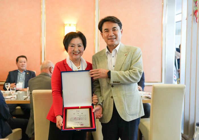 김진태 강원특별자치도지사가 김순복 재독강원특별자치도민회장에게  감사패를 수여하고 있다.  사진|강원특별자치도청