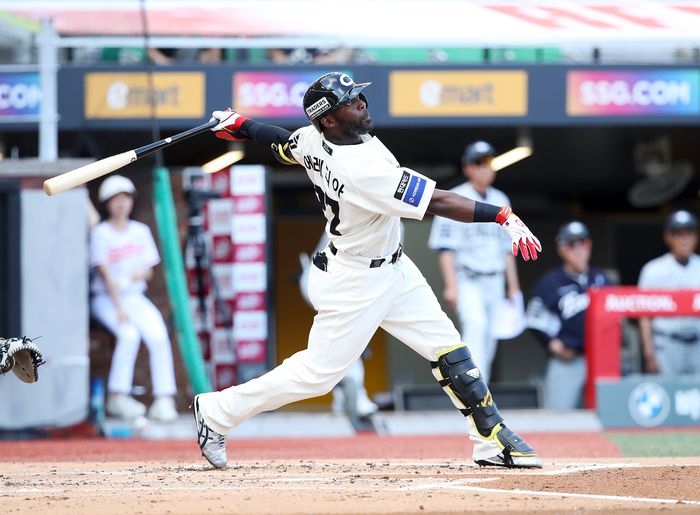 SSG 에레디아가 29일 인천SSG랜더스필드에서 열린 2025 KBO리그 한화전에서 2회말 선제 솔로포를 터뜨리고 있다. 사진 | SSG 랜더스