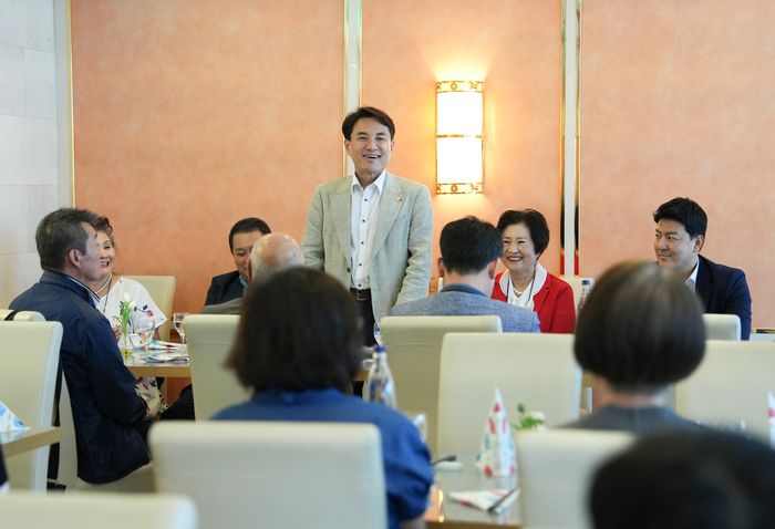 김진태 강원특별자치도지사가 독일 각지에서 만나러 와준 도민회 회원들에게 고마움을 표하고 있다.  사진|강원특별자치도청