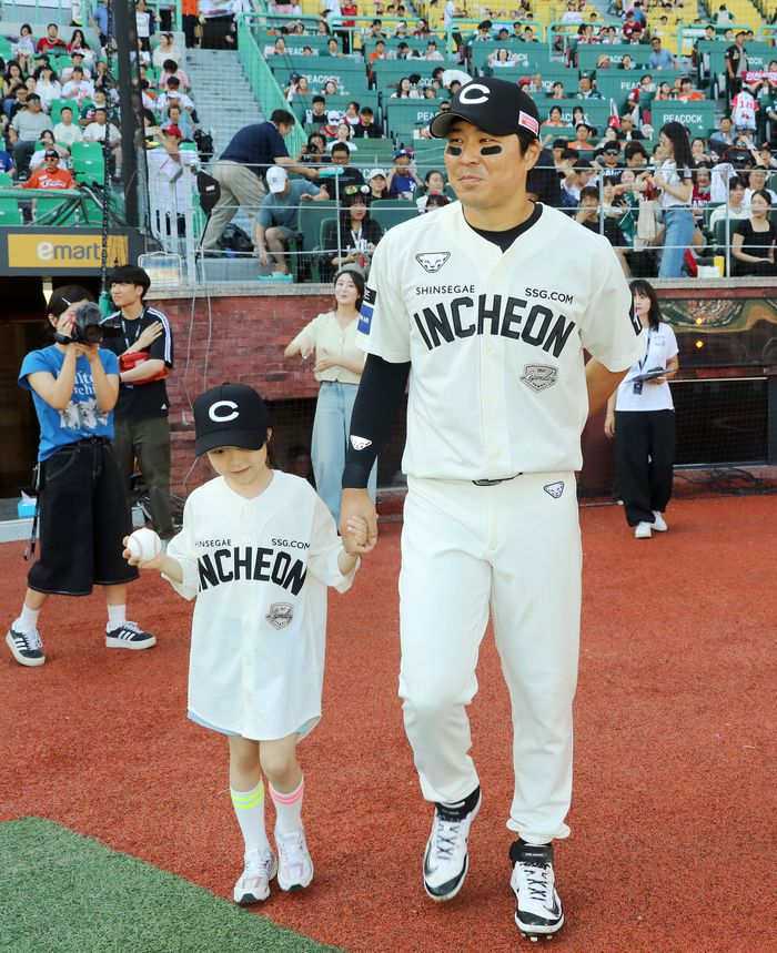 SSG 한유섬(오른쪽)과 딸 한예소 양이 29일 인천SSG랜더스필드에서 열린 2025 KBO리그 한화전에 앞서 시구-시포를 위해 마운드로 이동하고 있다. 사진 | SSG 랜더스