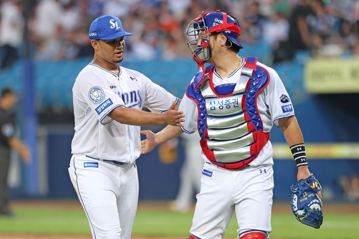 삼성 가라비토(왼쪽)가 26일 대구삼성라이온즈파크에서 열린 2025 KBO리그 한화전에 선발 등판해 5회 수비를 마친 후 포수 강민호와 하이파이브 하고 있다. 사진 | 삼성 라이온즈