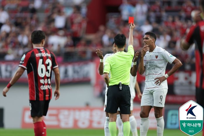 포항 오베르단(가운데)이 29일 서울전에서  레드카드를 받고 있다. 사진 |  한국프로축구연맹