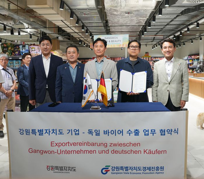 김진태 강원특별자치도지사가 김시성 강원특별자치도의회 의장, 문관현 도의회 기획행정위원장과  참가기업과 독일 현지 바이어 간 수출 업무협약식에 참석했다.  사진|강원특별자치도청