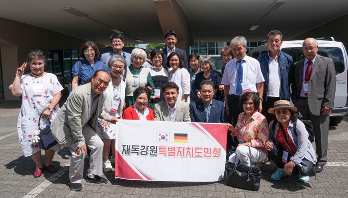 김진태 강원특별자치도지사가 재독강원특별자치도민회원들과 기념촬영을 하고 있다.  사진|강원특별자치도청