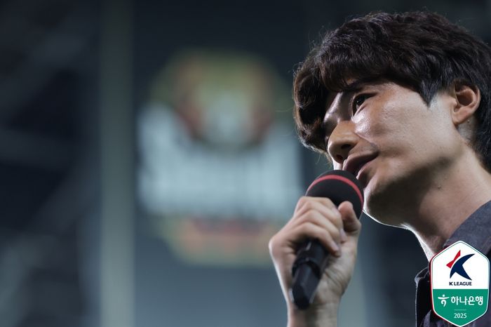 기성용이 포항전이 끝난 뒤 서울 팬께 인사하고 있다. 사진 | 한국프로축구연맹