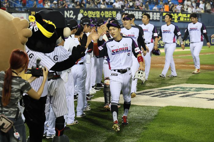 LG 선수들이 27일 잠실구장에서 열린 2025 KBO리그 KIA와 경기에서 승리한 후 하이파이브를 하고 있다. 사진 | LG 트윈스
