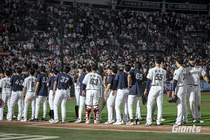 롯데 선수들이 29일 사직구장에서 열린 2025 KBO리그 KT전 승리 후 하이파이브 하고 있다. 사진 | 롯데 자이언츠