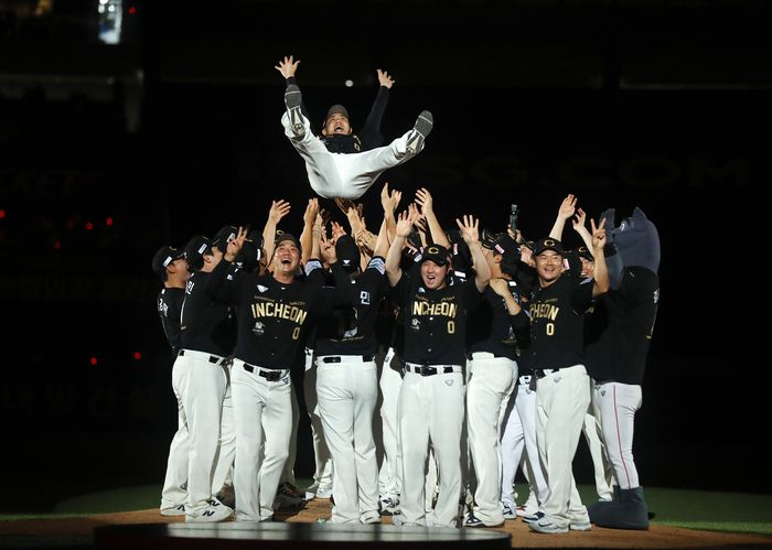 SSG 선수단이 김강민 은퇴식에서 헹가래를 하고 있다. 사진 | SSG 랜더스