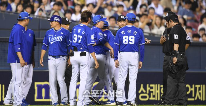 삼성 박진만 감독(가운데)이 2일 서울 잠실구장에서 열린 2025 KBO리그 두산과 경기 7회말 상대 김재환 노스윙 판정에 김선수 3루심에 항의하고 있다. 잠실 | 최승섭기자 thunder@sportsseoul.com