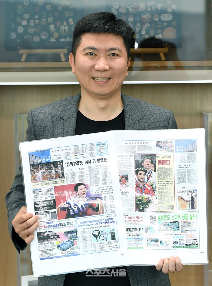 유승민 대한체육회장이 최근 스포츠서울 창간 40주년 인터뷰 때 2004 아테네 올림픽 금메달 시절이 담긴 본지 지면을 들고 포즈를 하고 있다. 박진업 기자 upandup@sportsseoul.com