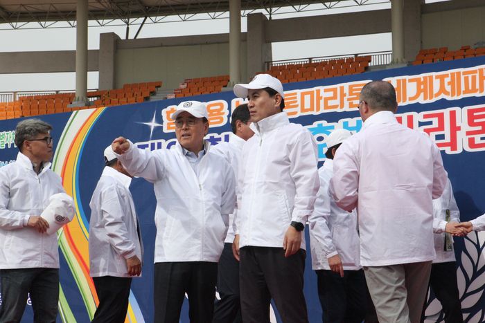 양희구 강원특별자치도체육회장이 함기용 세계제패기념 마라톤 대회 개회식에 앞서 김진태 강원특별자치도지사와  담소를 나누고 있다. 사진|강원특별자치도체육회