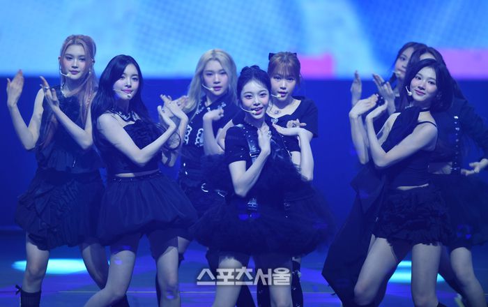 하츠투하츠가 21일 인천 인스파이어 아레나에서 열린 제34회 서울가요대상에서 공연을 하고 있다. 2025. 6. 21.인천 | 최승섭기자 thunder@sportsseoul.com