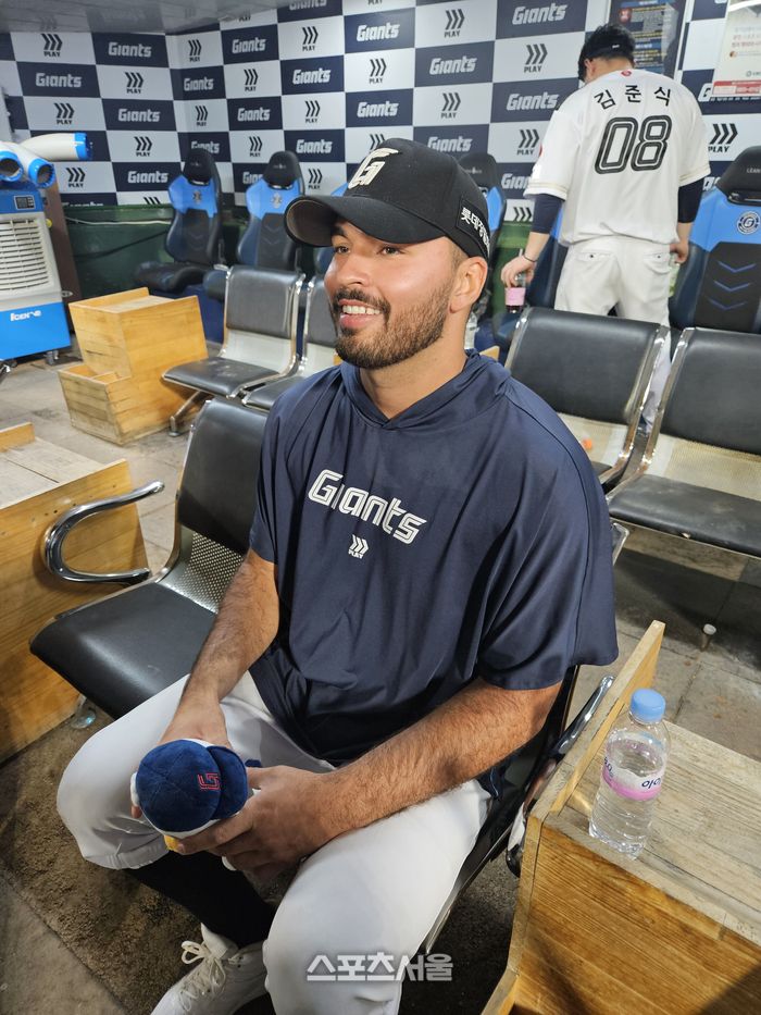 롯데 감보아가 2일 부산 사직구장에서 열린 2025 KBO리그 정규시즌 LG전 승리 후 취재진 인터뷰에 응하고 있다. 사직 | 강윤식 기자 skywalker@sportsseoul.com