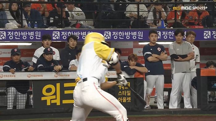 한화 최인호가 5월13일 대전 두산전에서 9회말 스윙을 하다 멈추고 있다. 노스윙 판정이 나왔다. 사진 | 티빙