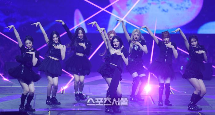 하츠투하츠가 21일 인천 인스파이어 아레나에서 열린 제34회 서울가요대상에서 공연을 하고 있다. 2025. 6. 21.인천 | 최승섭기자 thunder@sportsseoul.com