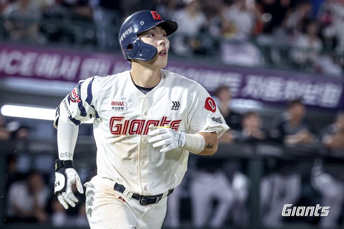 롯데 고승민이 부산 사직구장에서 열린 2025 KBO리그 LG전에서 타구를 바라보고 있다. 사진 | 롯데 자이언츠