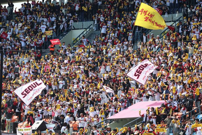 잠실구장에서 LG 팬들이 응원하고 있다. 사진 | LG 트윈스